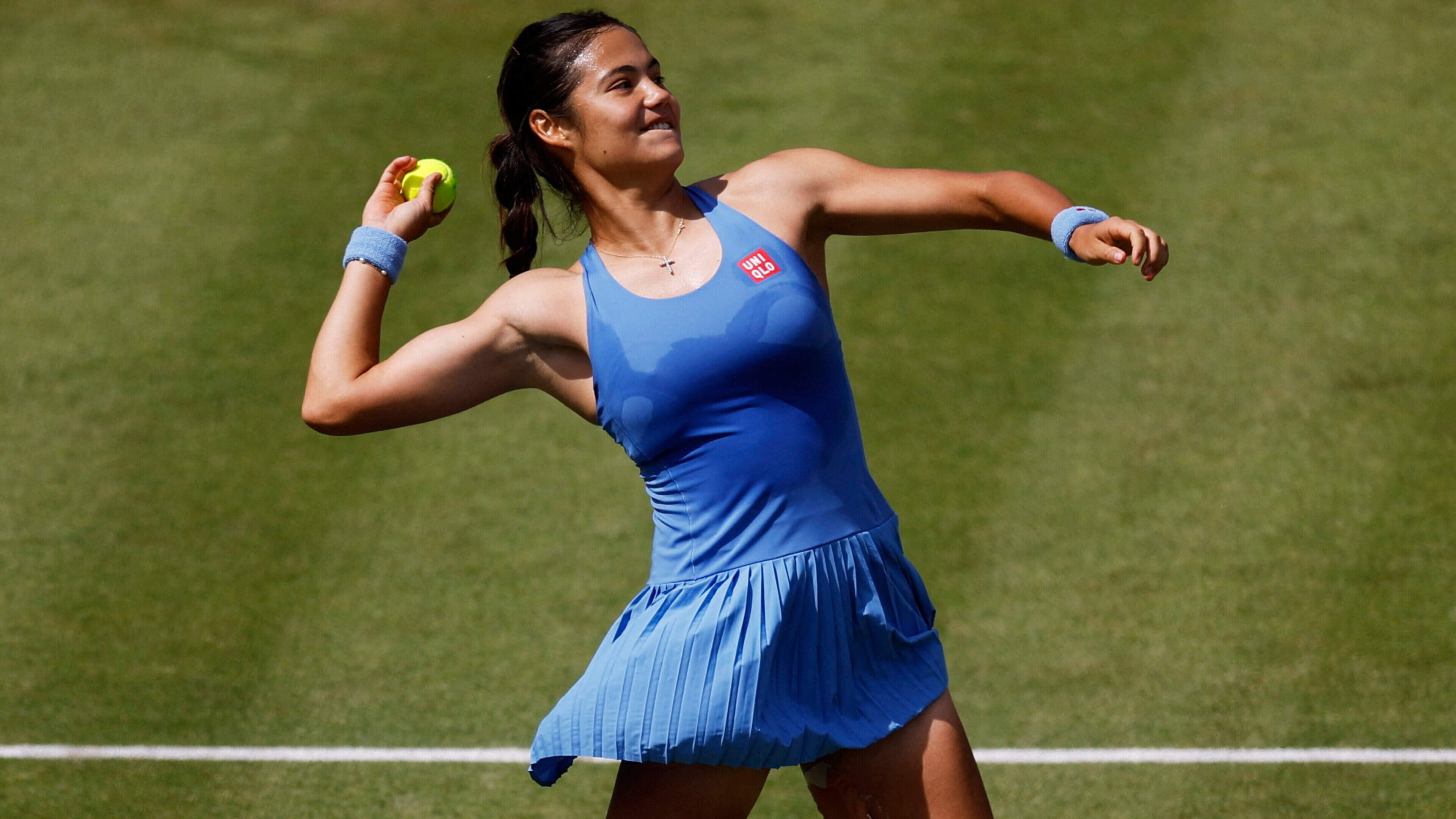‘It was insane’ — Emma Raducanu overcomes a bizarre flypast delay and injury scare to reach Queen’s semi-finals